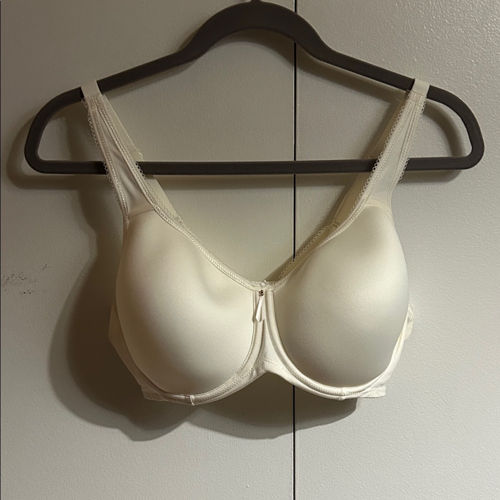 Wacoal Basic Beauty T-Shirt bra. white 38D. Molded cup. Worn once.